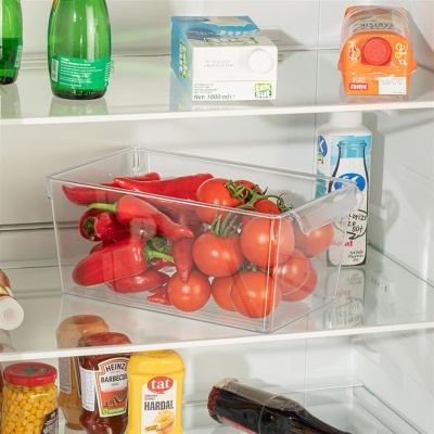 Interior de frigorífico com legumes e bebidas em prateleiras e caixa transparente