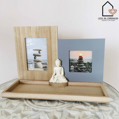 Porta-retratos de madeira com imagem de pedras empilhadas e figura de buda sobre base de madeira