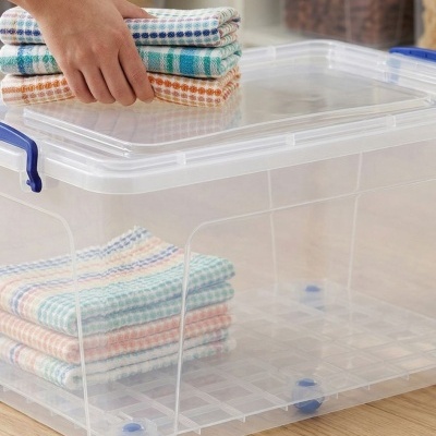 Caixa de arrumação transparente com toalhas dobradas coloridas