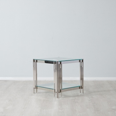 Mesa de apoio quadrada em vidro e metal sobre chão claro