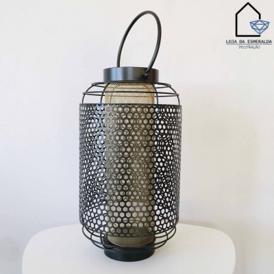 Lanterna decorativa metálica preta com padrão circular e suporte interno bege