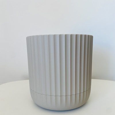 Vaso cinza claro com textura sulcada vertical