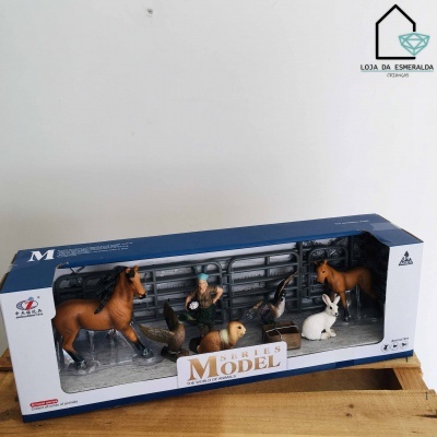 Conjunto de figuras de animais e um humano numa caixa azul e branca sobre madeira