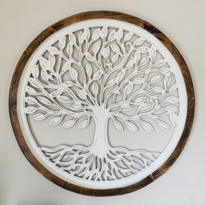 Relógio de parede redondo de madeira com desenho de árvore branca no interior.