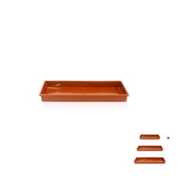 Tabuleiro retangular de cerâmica castanha com bordas achatadas