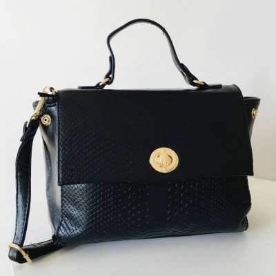 Mala de mão preta com textura de pele de cobra e fecho dourado