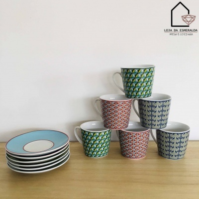 Conjunto de chávenas e pratos em cerâmica com padrões geométricos coloridos