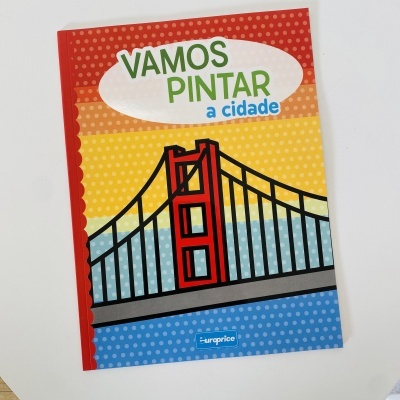 Livro de pintar com capa colorida e desenho de ponte vermelha