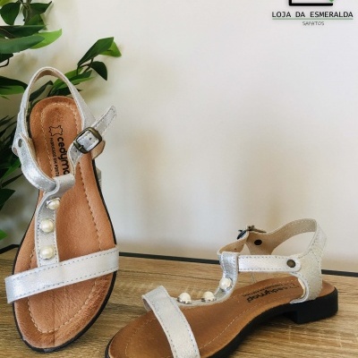 Sandálias femininas brancas com pérolas e sola preta