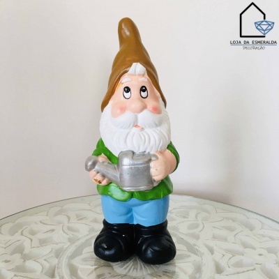 Gnomo decorativo com regador numa mesa de vidro