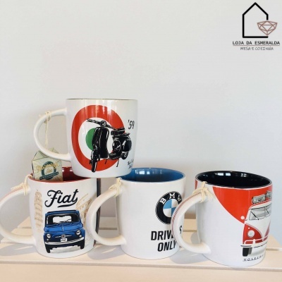 Três canecas de cerâmica com desenhos de carros clássicos e logos de marcas automóveis