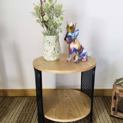 Mesa redonda de madeira com vaso e figura colorida de cão com coroa