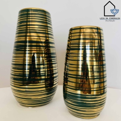 Dois vasos dourados com linhas pretas, fundo branco, logotipo da loja no canto superior direito
