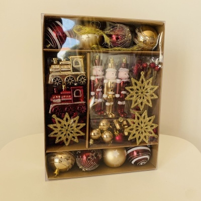 Conjunto de decoração de Natal com bolas, soldados, comboios e estrelas douradas e vermelhas