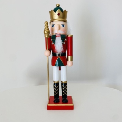 Figura de soldado queque-nó em madeira colorida sobre superfície branca