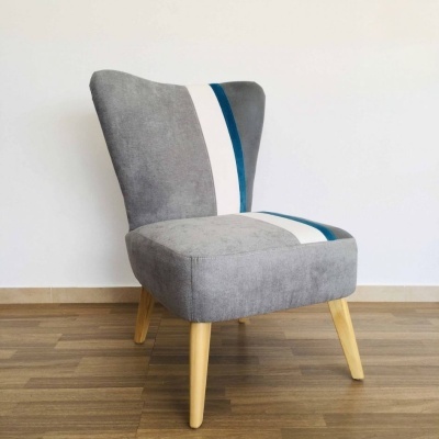 Cadeira estofada cinza com faixas azul e branca e pernas de madeira clara