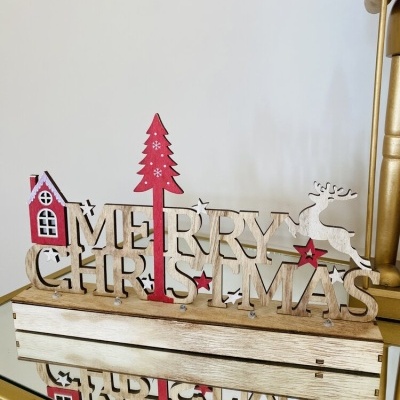 Decoração de Natal de madeira com texto 'MERRY CHRISTMAS', árvore vermelha e rena