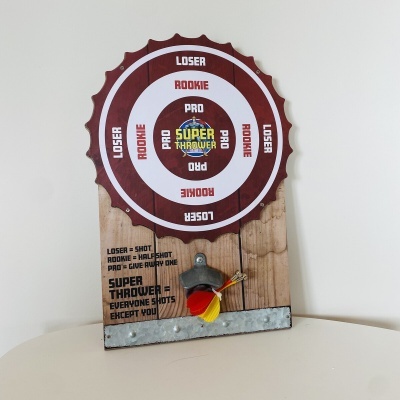 Alvo de jogo Super Thrower com zonas de pontuação e dardos coloridos num suporte de madeira e metal.
