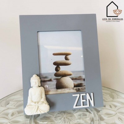 Moldura cinzenta com estátua de Buda branca e palavra ZEN com foto de pedras empilhadas