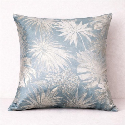 Almofada decorativa azul claro com padrão de folhas bege