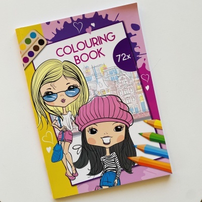 Capa de livro de colorir com desenho de duas meninas em estilo cartoon e lápis coloridos.