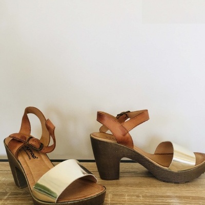 Sandálias de salto alto com tiras em pele castanha e tira prateada