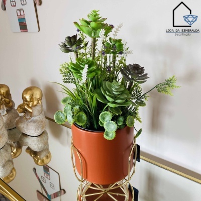 Vaso laranja com planta artificial verde e castanha em suporte dourado