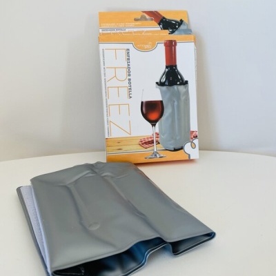 Enfriador de garrafas cinzento e embalagem com imagem de garrafa de vinho e copo