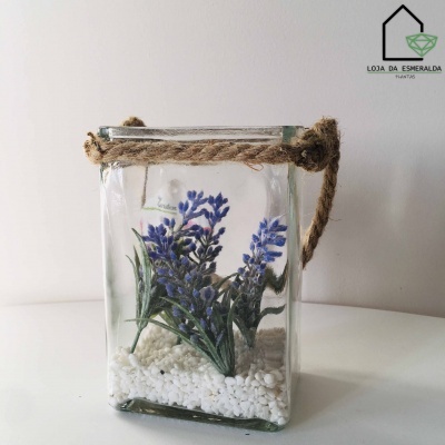 Recipiente de vidro com flores artificiais e pedras brancas