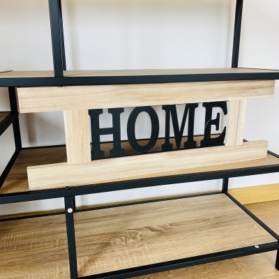 Estante de metal preto e madeira clara com suporte decorativo 'HOME'