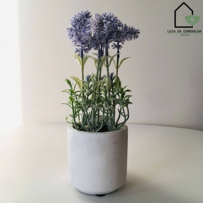 Vaso branco com planta artificial de flores roxas e folhas verdes