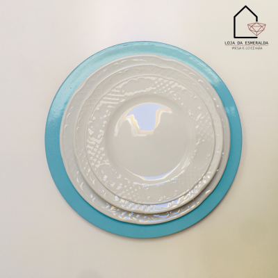 Quatro pratos empilhados branco e azul com padrão em relevo e logótipo Loja da Esmeralda no canto.