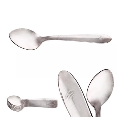 Conjunto de colheres de inox prateadas com acabamento mate e detalhe gravado na pega