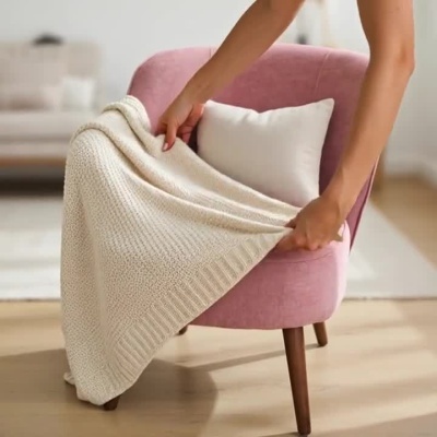 Cadeira Estofada Moderna com Pernas em Madeira