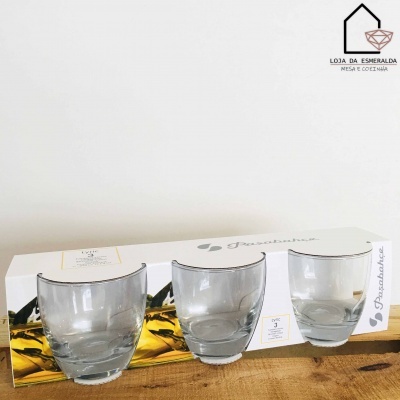 Três copos de vidro transparentes com base espessa na embalagem
