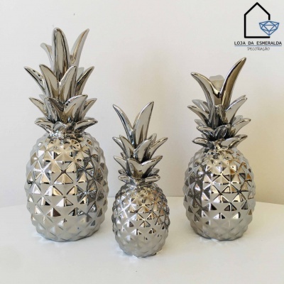 Três abacaxis metálicos prateados decorativos de tamanhos variados