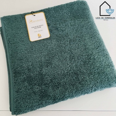 Toalha de rosto verde escuro com etiqueta da marca Bandeira e logótipo da Loja da Esmeralda Têxteis