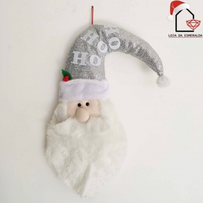 Boneco decorativo de Pai Natal com chapéu prateado e barba branca pendurado na parede
