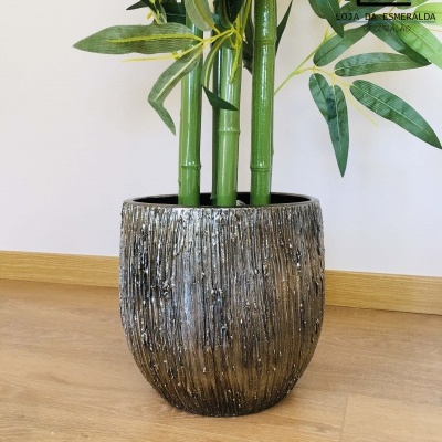 Vaso cinzento texturizado com planta artificial verde