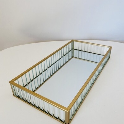 Tabuleiro retangular com moldura dourada e vidro canelado, fundo espelhado