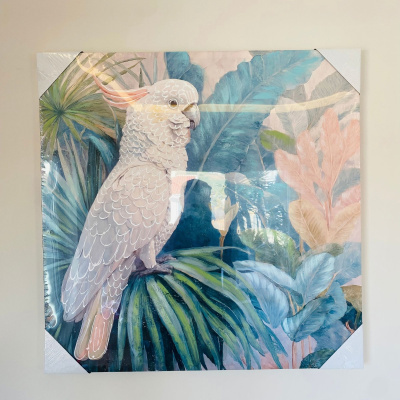 Quadro decorativo com estampa de papagaio branco e folhas tropicais