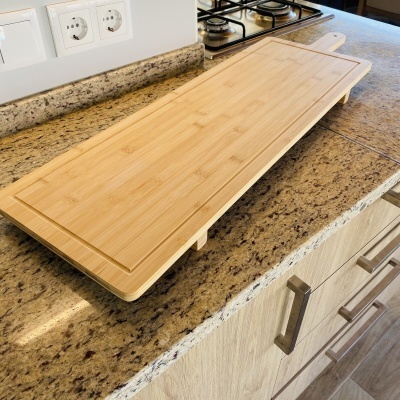 Tábuas de cortar de madeira clara numa bancada de granito