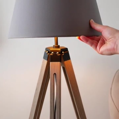 Candeeiro de Pé Tripé em Madeira e Tecido Cinzento - Estilo Nórdico Moderno