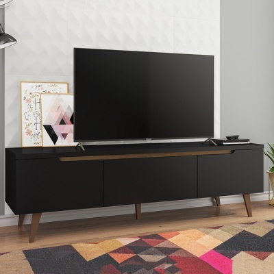 Móvel preto com televisão e quadros decorativos junto a parede texturizada