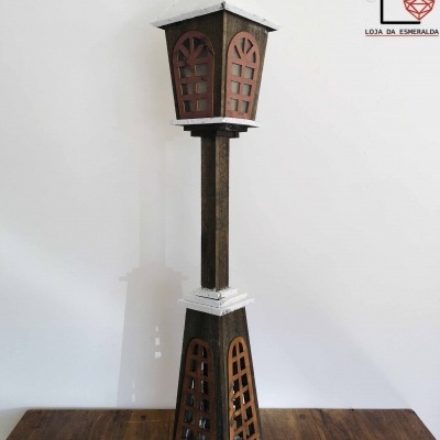Lanterna decorativa de madeira com detalhes em branco e marrom