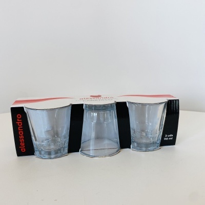 Conjunto de três copos de vidro transparentes em caixa preta alessandro