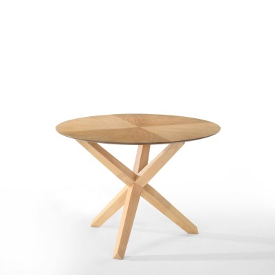 Mesa redonda de madeira clara com pernas entrecruzadas