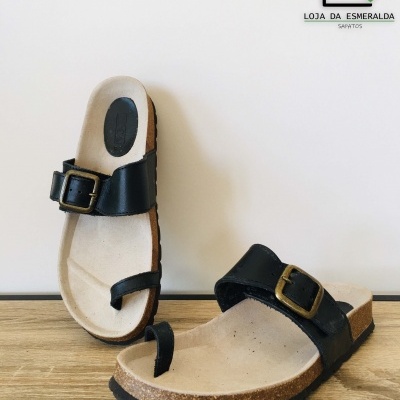 Sandálias pretas com fivela sobre solado de cortiça com tira para o dedo