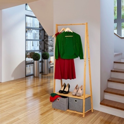 Armário aberto de madeira com casaco verde, vestido vermelho, sapatos e caixas cinza