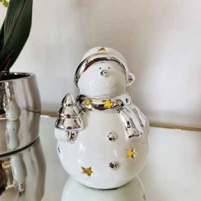 Boneco de neve decorativo cerâmico branco com detalhes prateados e estrelas douradas.
